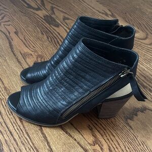 Bella Vita Peep-Toe Black Leather Sandals / Heels